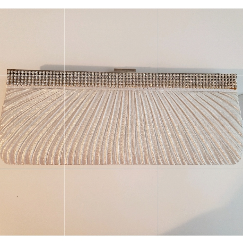 WHITE CLUTCH - Picture 3 of 7
